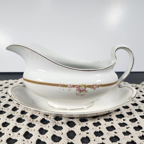 Johnson Brothers Gravy Boat with Underplate Pattern JB265 Circa 1913 - Picture 1 of 11